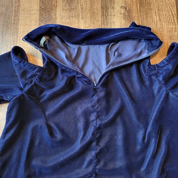 Saks Fifth Avenue Dark Blue Velvet High Neck Cold Shoulder Top - Picture 3 of 6